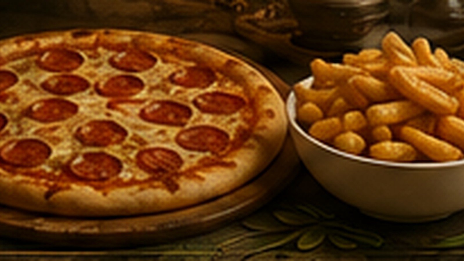 Pizza de dos ingredientes acompañada de papas de Promo Papas de Pizza Grecia.